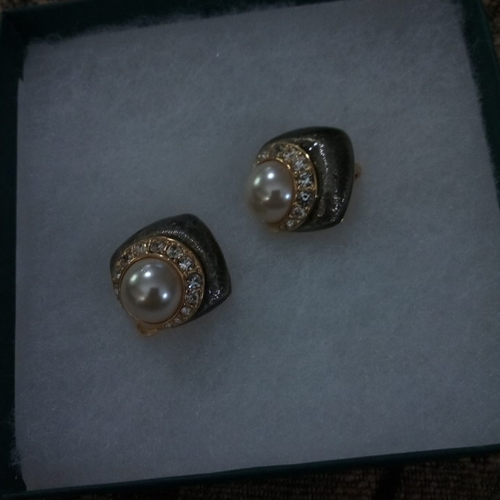 Joan Rivers pearl/crystal clip earrings